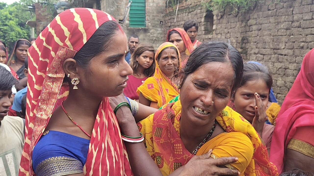 रोते बिलखते परिजन