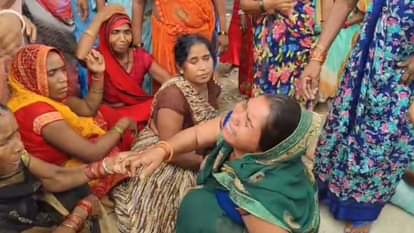 रोते- बिलखते परिजन