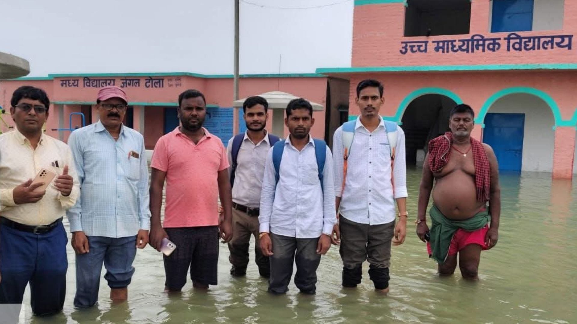 स्कूल में घुसा पानी