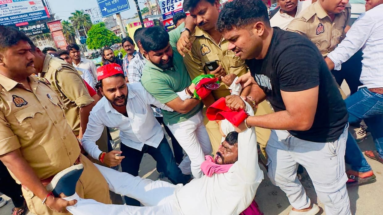 Prayagraj News SP workers protest against Akhilesh Yadav arrest, clash with police over burning of effigy