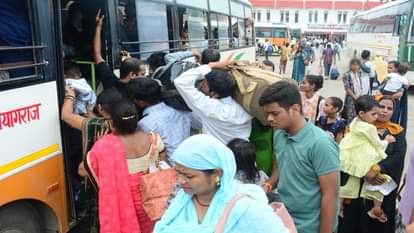 सिविल लाइंस रोडवेज बस अड्डे पर उमड़ी यात्रियों की भीड़।