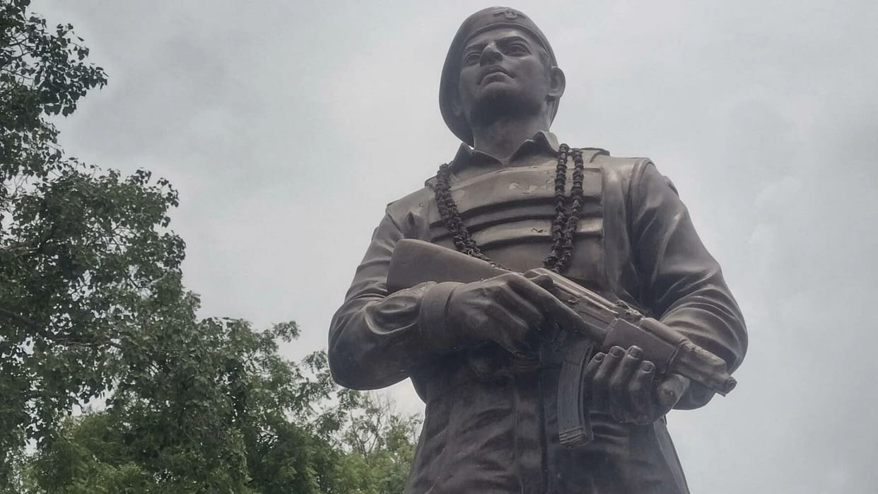 gun broken for years necklace has dried up statue of soldier also damaged in ghazipur