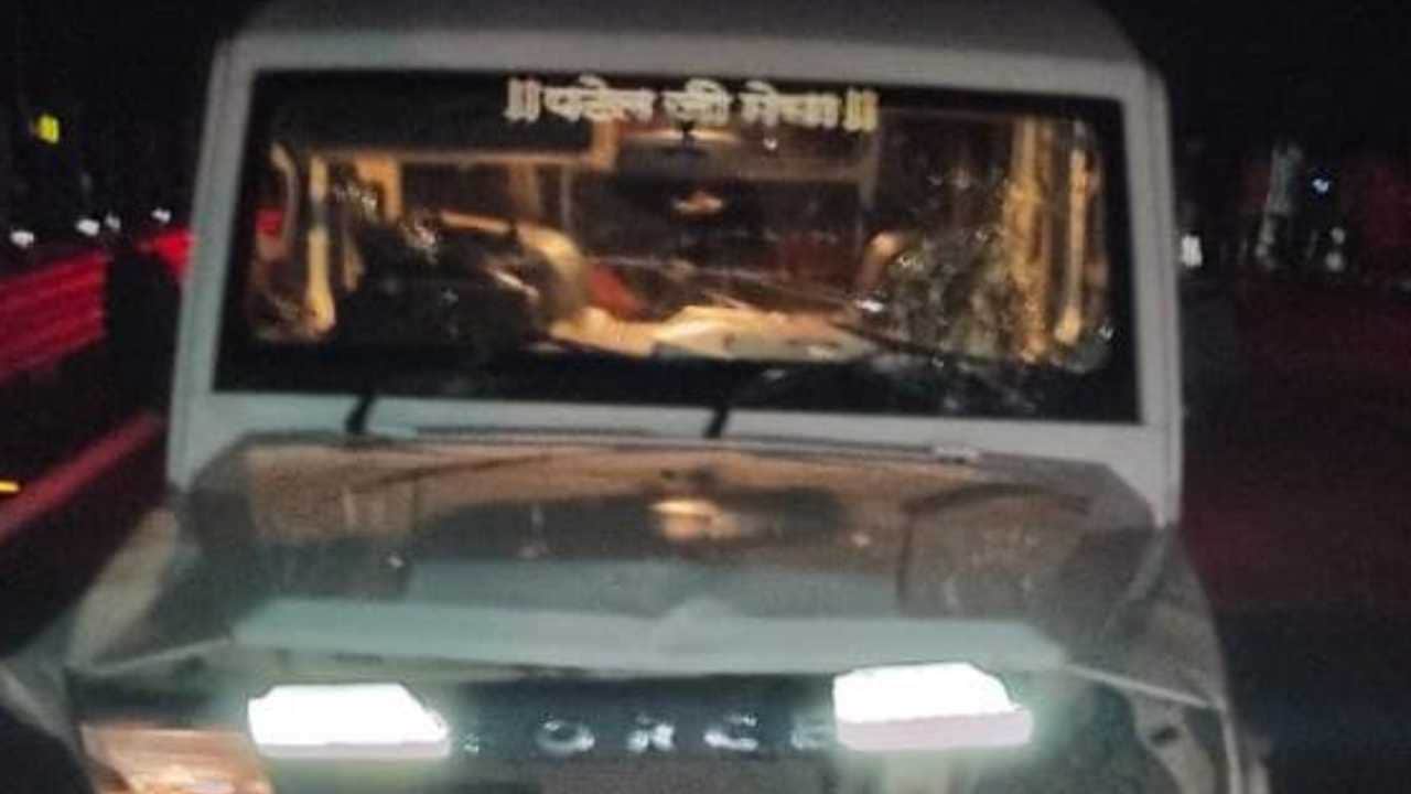 तूफान वाहन पलटा