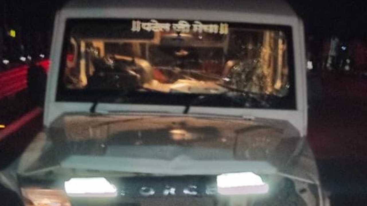 तूफान वाहन पलटा