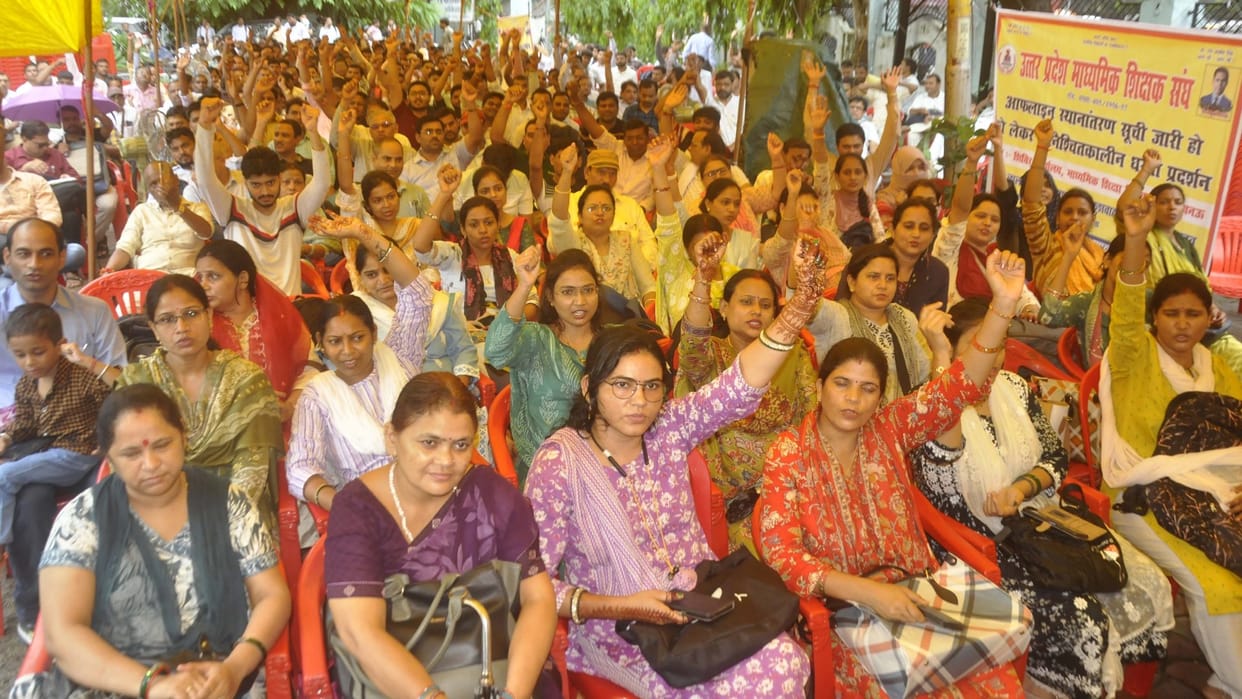 UP: Teachers of secondary schools remained at the directorate even in the rain, said- officers are misleading