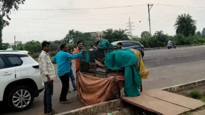 Bhopal Crime: Accused of spitting water on fruits, Hindu organizations created ruckus, fruit seller detained