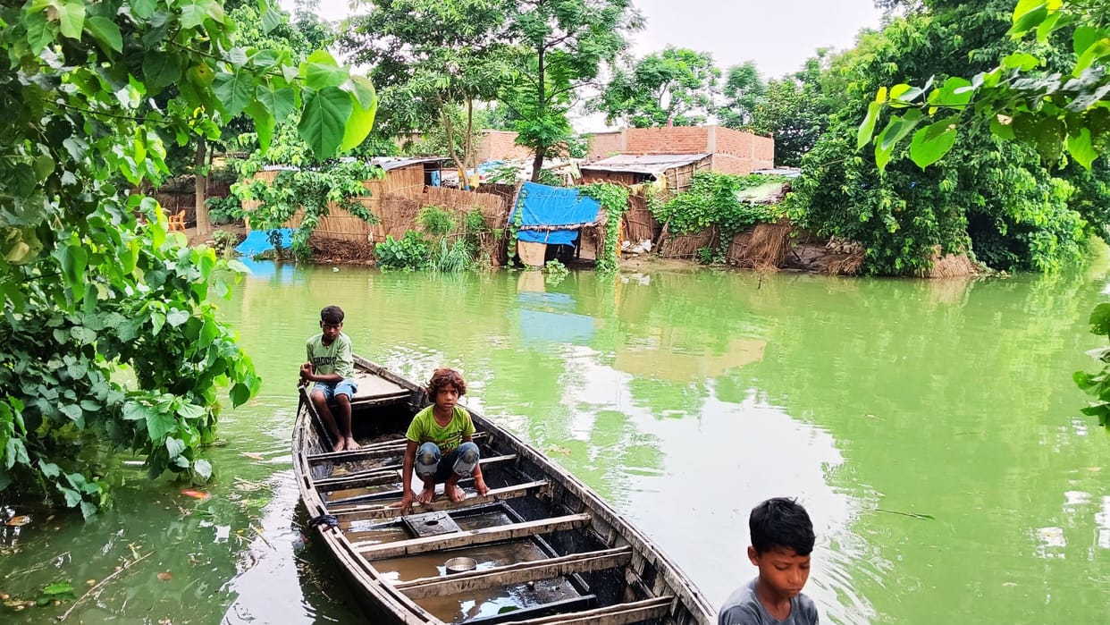 Flood Alert Three houses and 30 bighas of land submerged in Ganga 40 families rendered homeless in five years