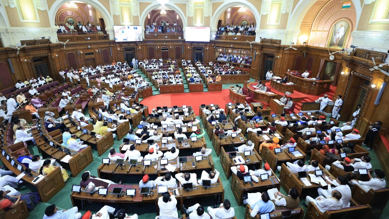 UP Legislative Council: Government loves bar and hates schools... SP walks out over merger of schools