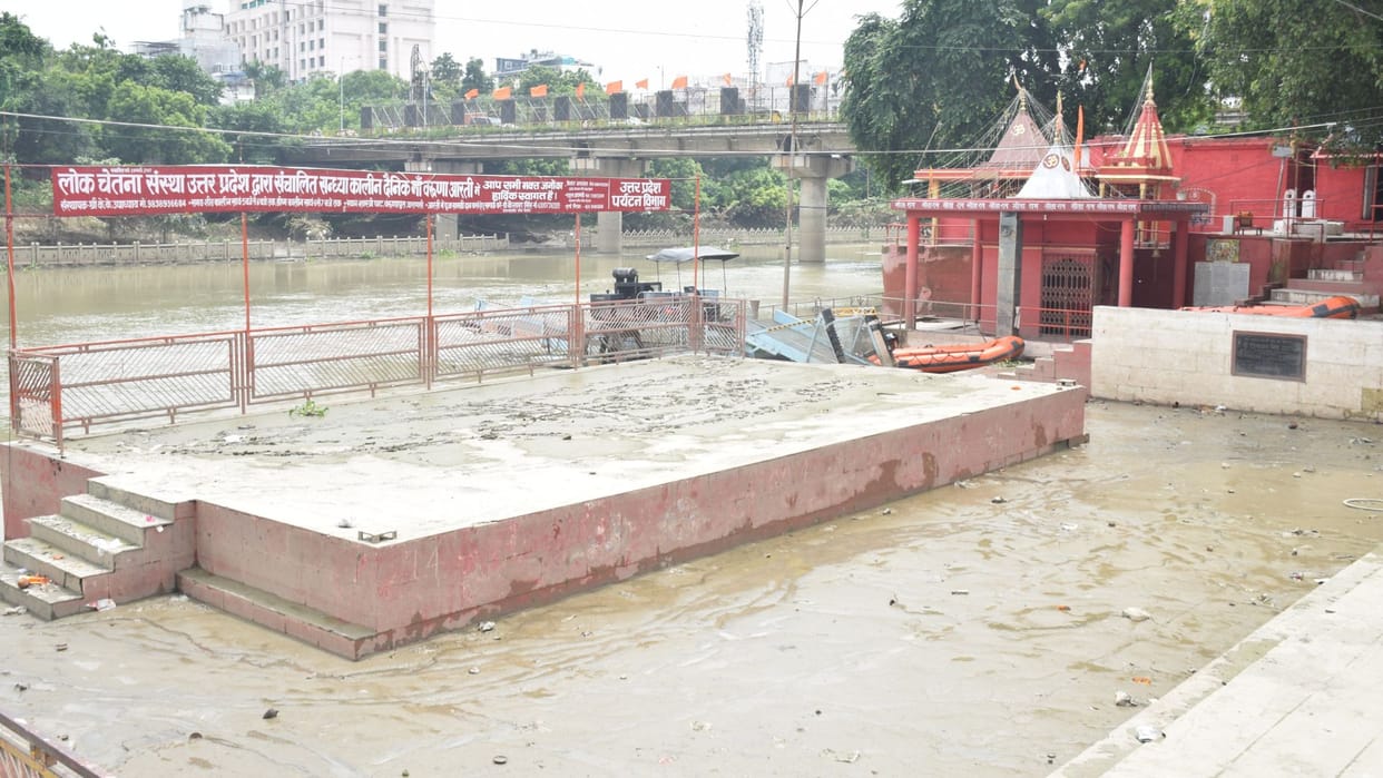 Flood in Varanasi 106 people found in flood affected areas have fever 286 have skin disease