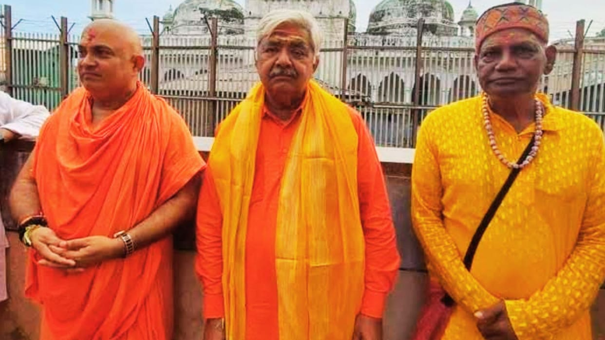 VHP will run campaign to free monasteries and temples from government control central president meets saints