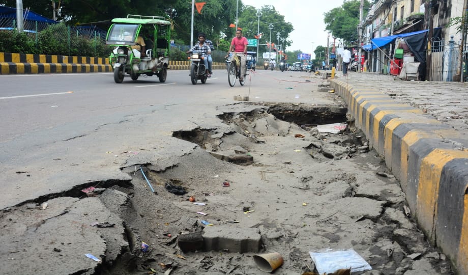 Prayagraj News Patching of Shastri bridge got damaged in rain, potholes can become the cause of a big acciden