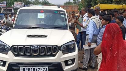 युवक से रोड पर खड़ी गाड़ी को लेकर सिपाही से होती बहस