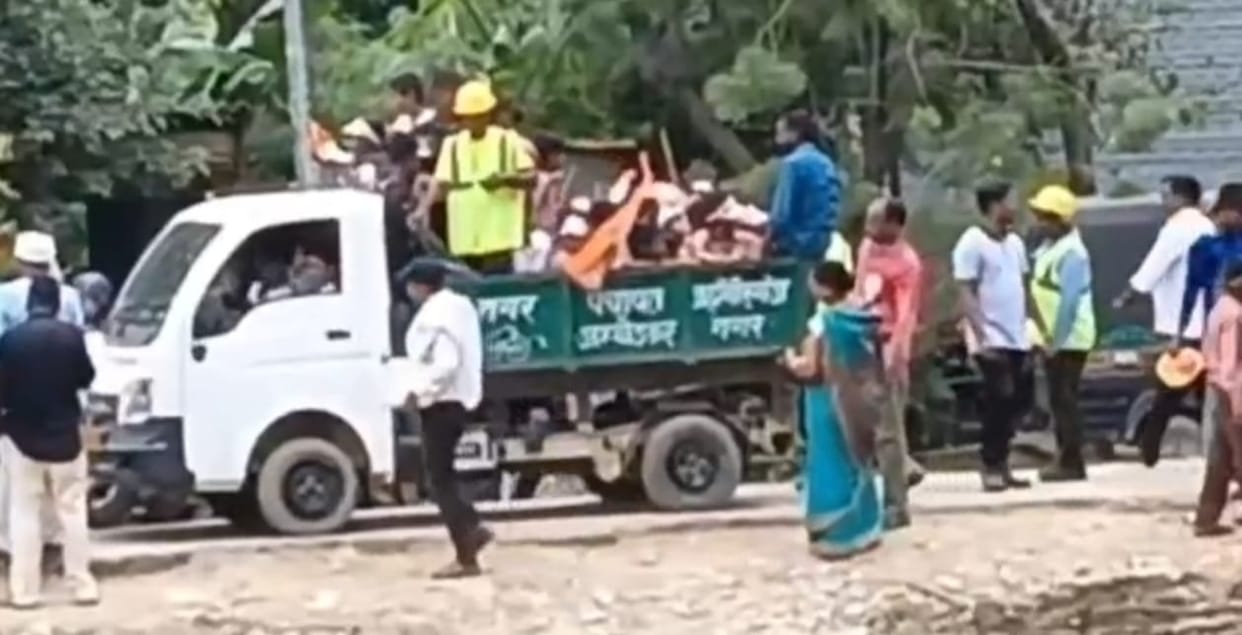 Negligence Tiranga Yatra school children brought garbage vehicle video goes viral