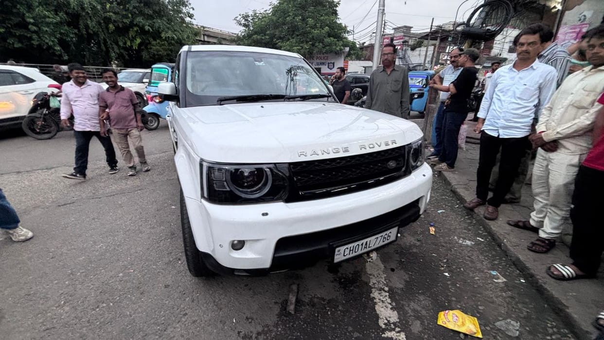 Jammu Kashmir: Akshay Kumar arrived in a car with black glasses, Jammu traffic police seized the car