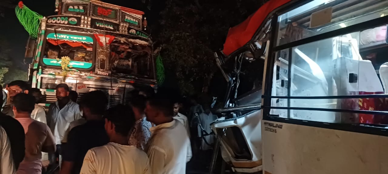 Bus and truck collide in Banaras four killed more than 20 passengers injured