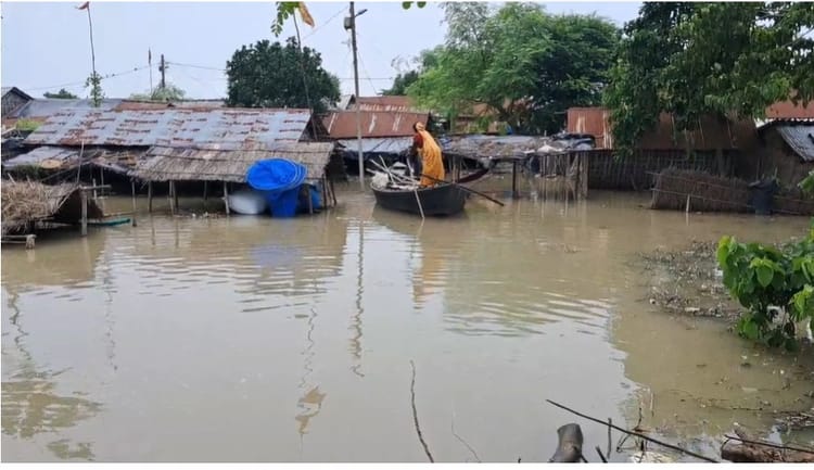 कटिहार में बाढ़ का कहर: गंगा ने छीना घर, भूख-प्यास और लापरवाही से जूझ रहे 400 परिवार; जानें हाल