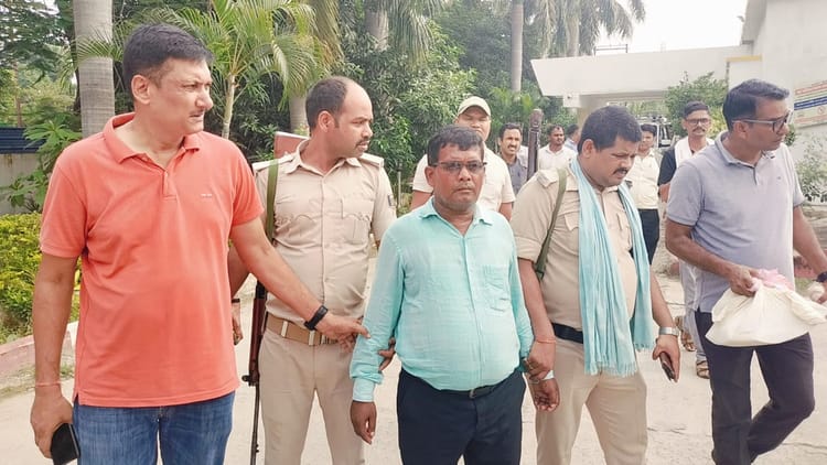 Bihar News : 20 हजार की रिश्वत लेते राजस्व कर्मचारी गिरफ्तार, निगरानी अन्वेषण ब्यूरो की टीम ने दबोचा