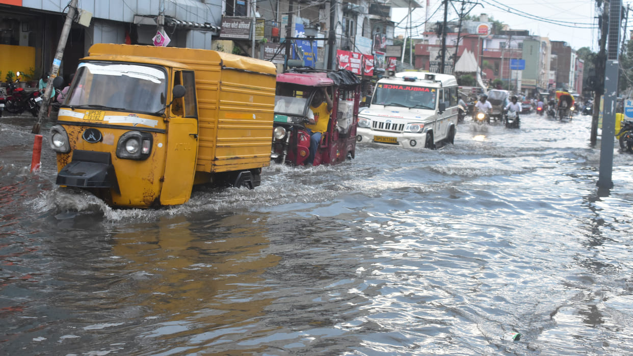 In Gorakhpur, Roads turned into drains during heavy rains. the entire city got stuck in a jam
