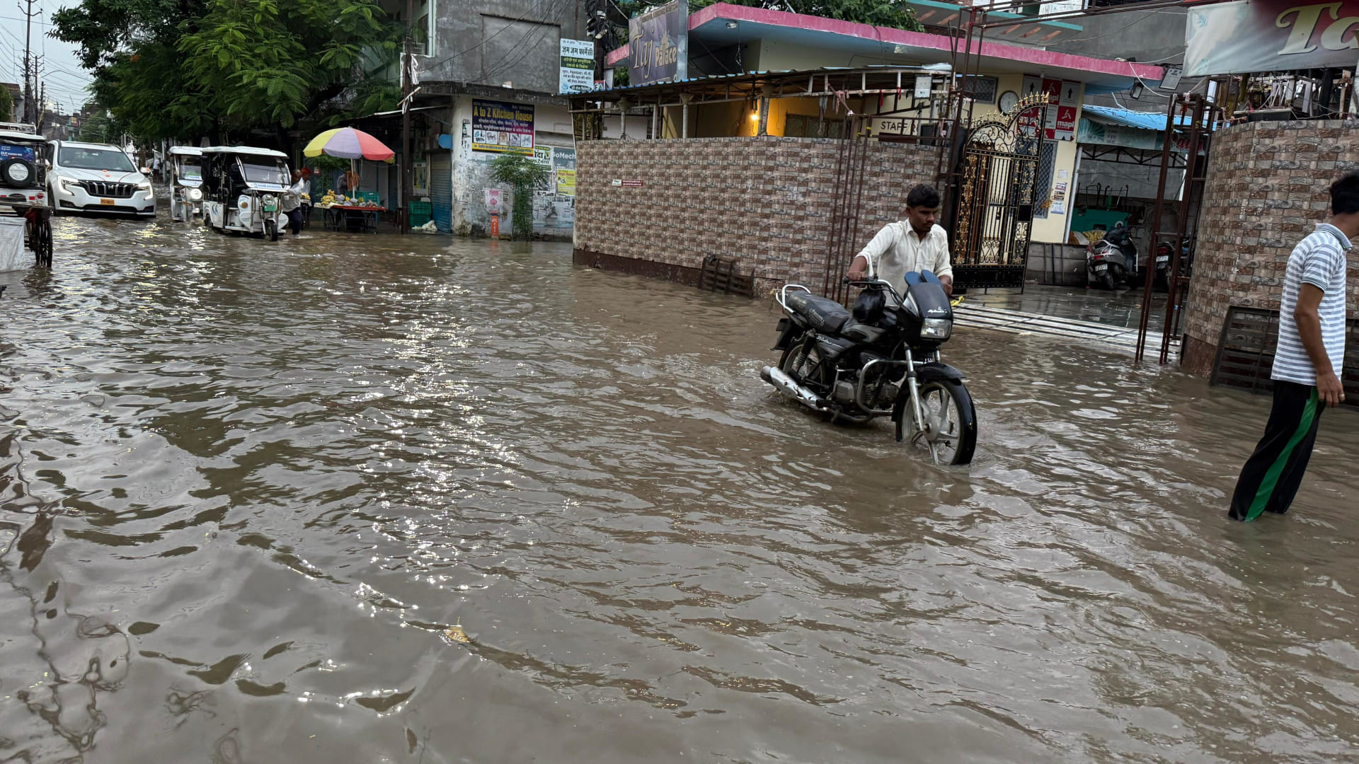 Waterlogging due to rain water in Gorakhpur, girl dies after drowning in a drain news in hindi