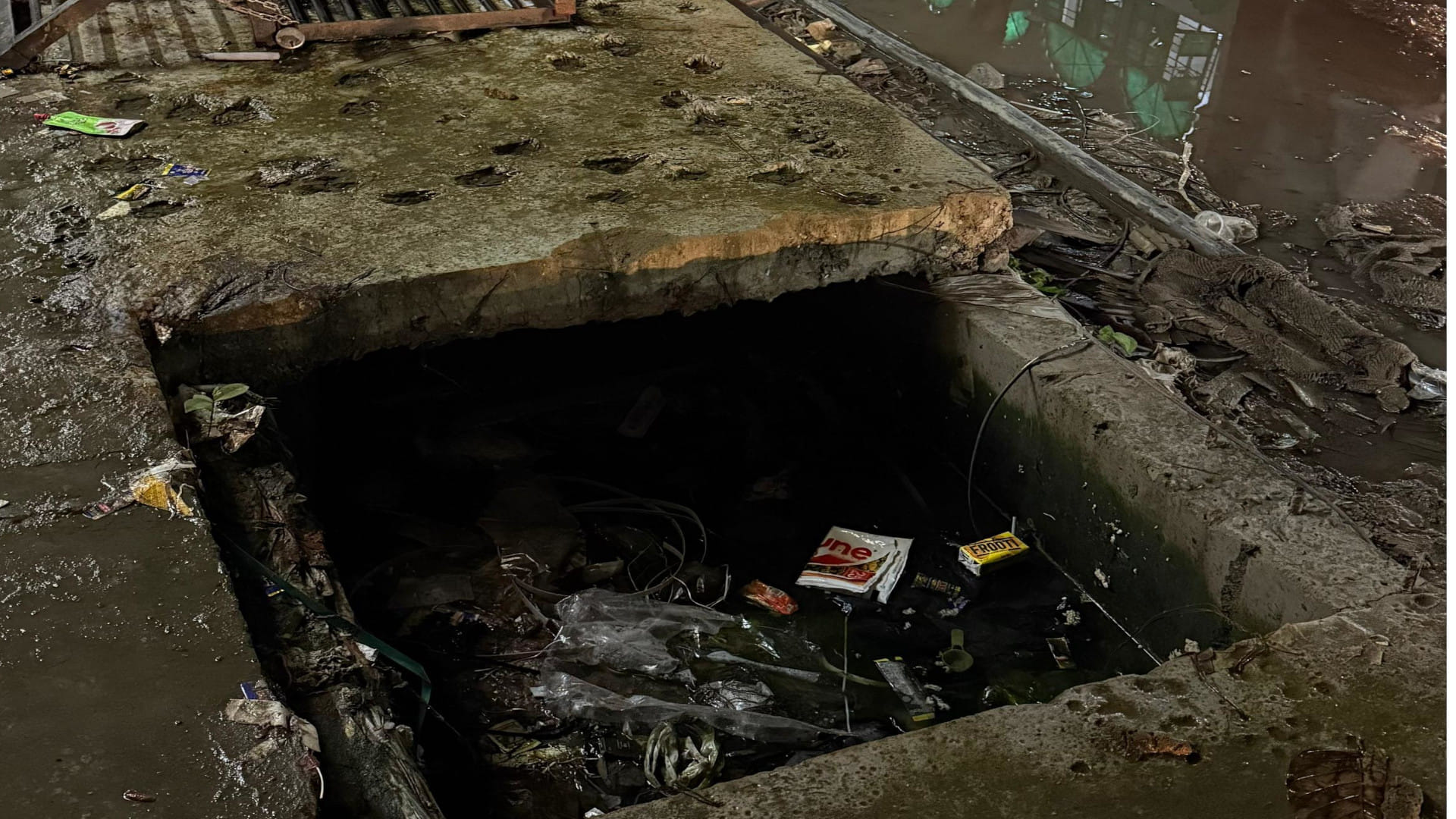Waterlogging due to rain water in Gorakhpur, girl dies after drowning in a drain news in hindi