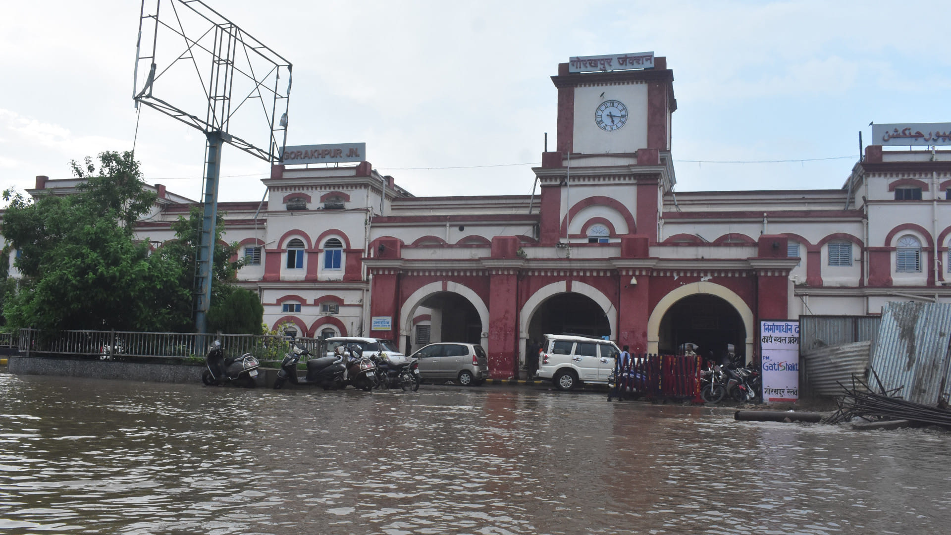 In Gorakhpur, Roads turned into drains during heavy rains. the entire city got stuck in a jam