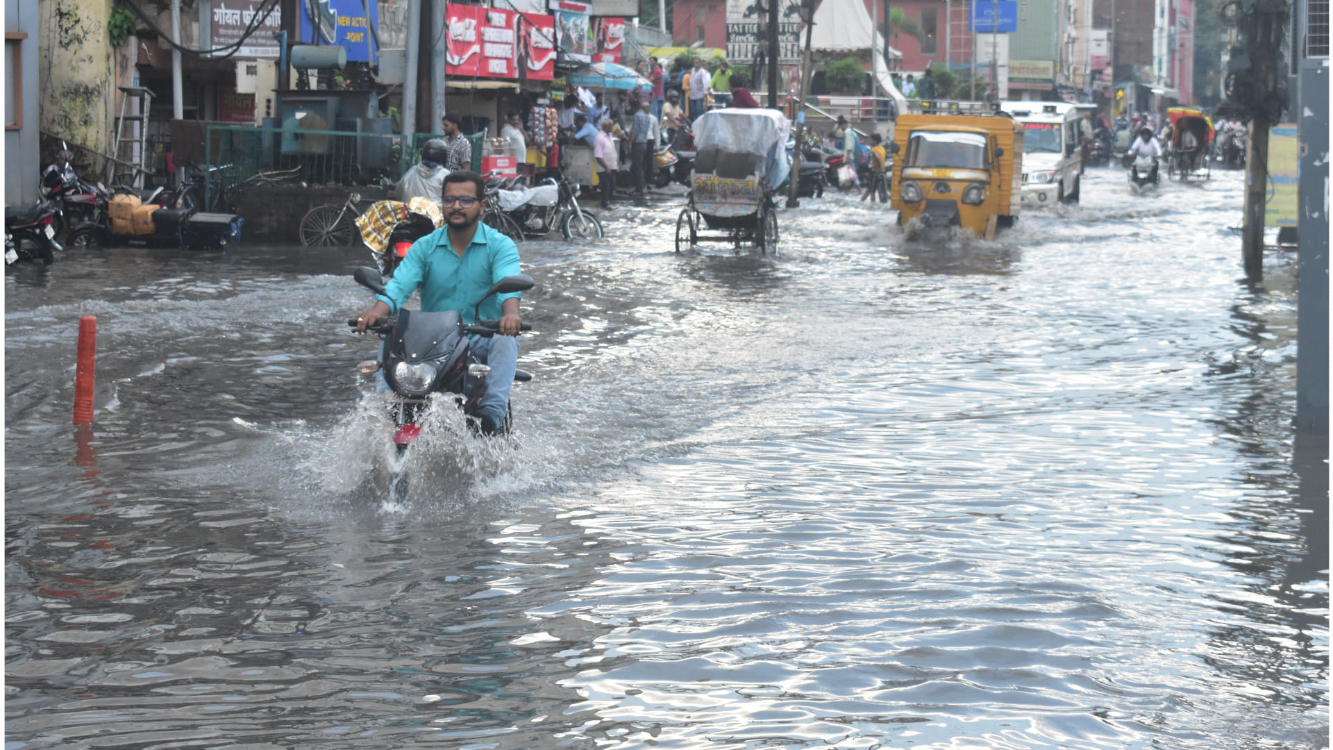 In Gorakhpur, Roads turned into drains during heavy rains. the entire city got stuck in a jam