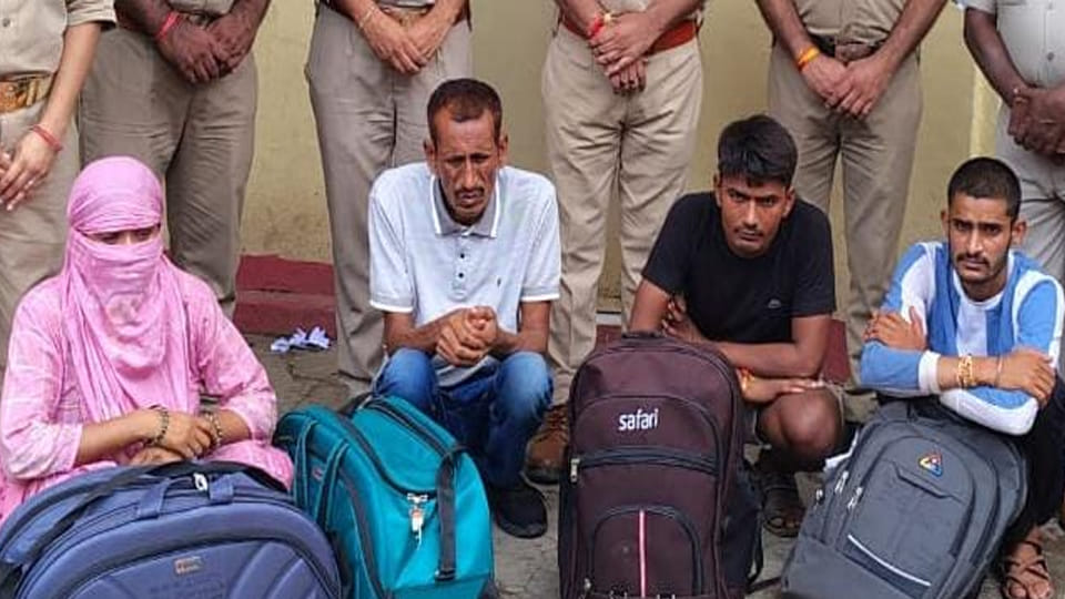 Banda: Four ganja smugglers including couple from Hamirpur arrested from railway platform
