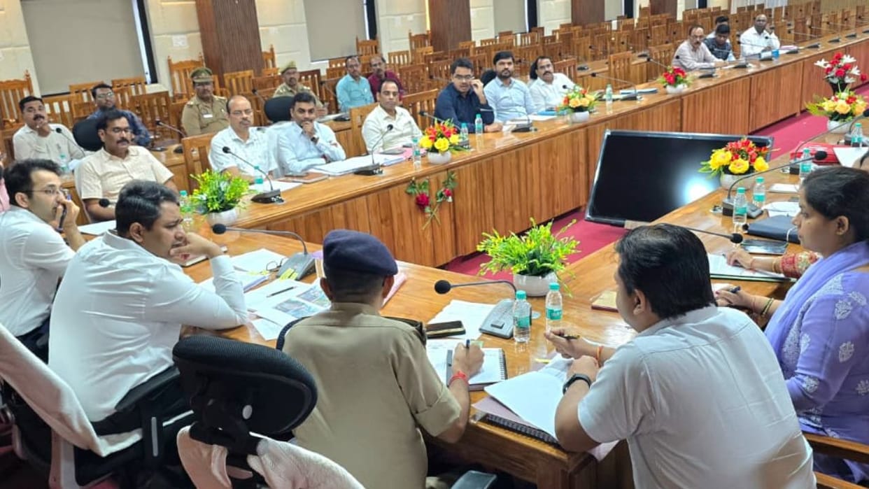 Jhansi: DM angry with accidents at black spots, reprimanded NHAI Jhansi, directed to install sign boards