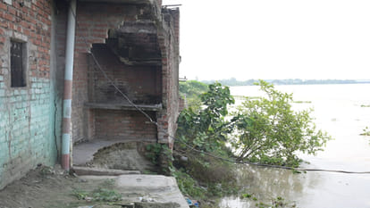 Kanpur: When Ganga swelled, 12 houses developed cracks, six families left their homes out of fear