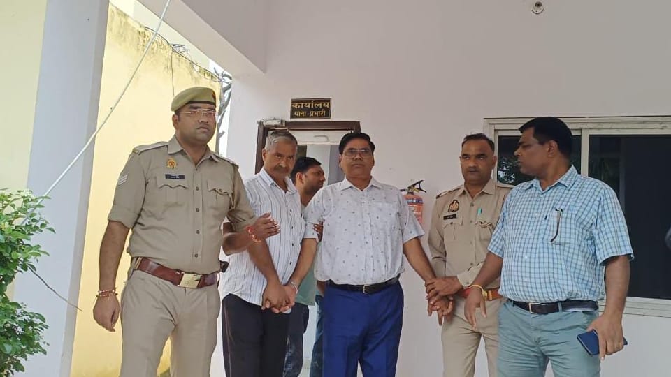 Junior engineer of Public Works Department arrested while taking bribe in Hapur