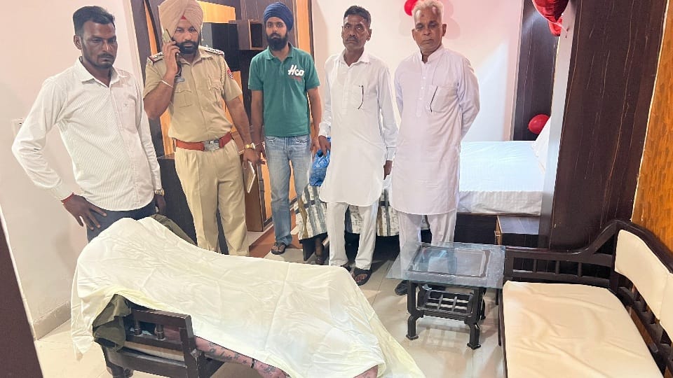 young man found died in hotel room who stay with his female friend in Bathinda