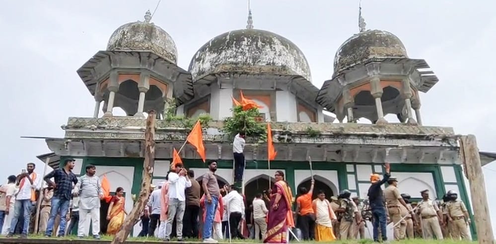 Fatehpur tomb being temple Claim stone pelting vandalism of tombs and graves story of controversy started