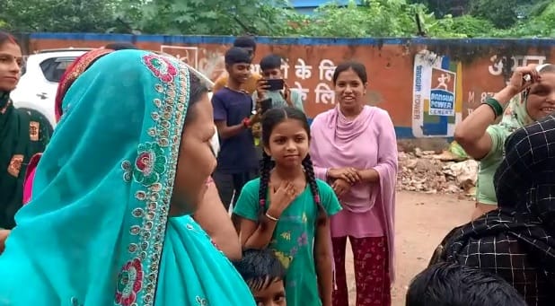 Kanpur Women created ruckus outside NGO office accused of not being given sewing machine police pacified them