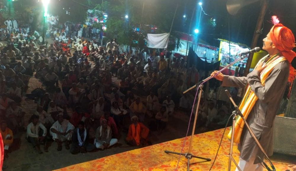 Hearing the unique tale of Alha-Udal's bravery, the arms trembled