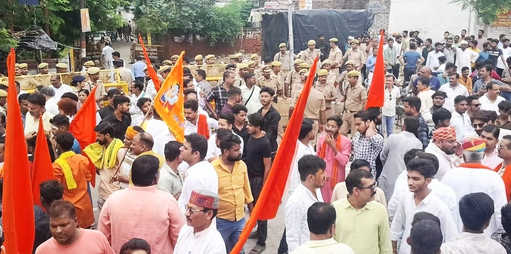 Fatehpur Temple Mosque Protest Police appeared helpless in stopping the crowd late in understanding situation