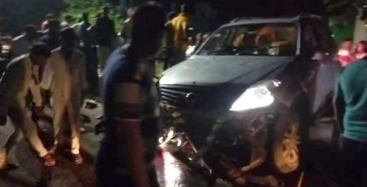 After the collision, the car got stuck in the divider, there was a jam for an hour