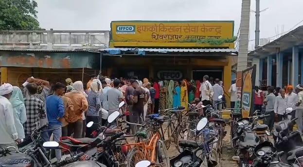Kanpur Farmers are wandering for fertilizers forced to buy them at high prices said only one sack is received