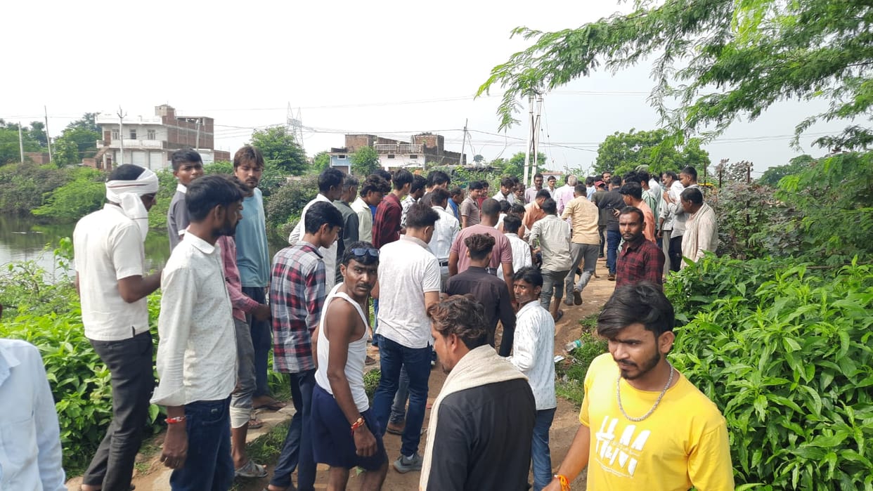 Mahoba young man drowned in pond while bathing no doctor was found in CHC relatives giving CPR for 15 minutes