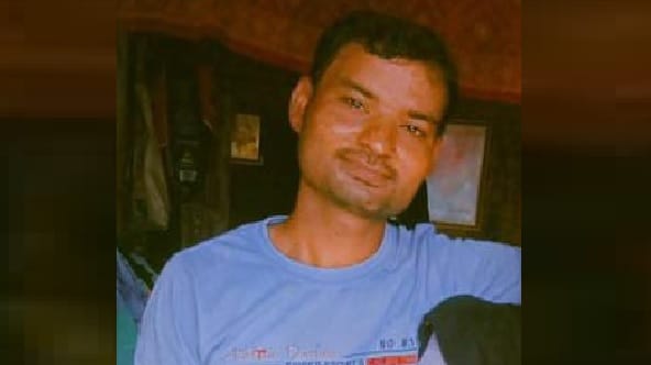 Etawah Shuttering workers body found hanging in the field police said he was addicted to drinking alcohol