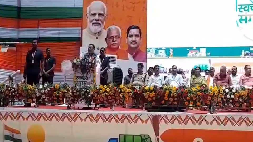 कार्यक्रम में सीएम साय व अन्य