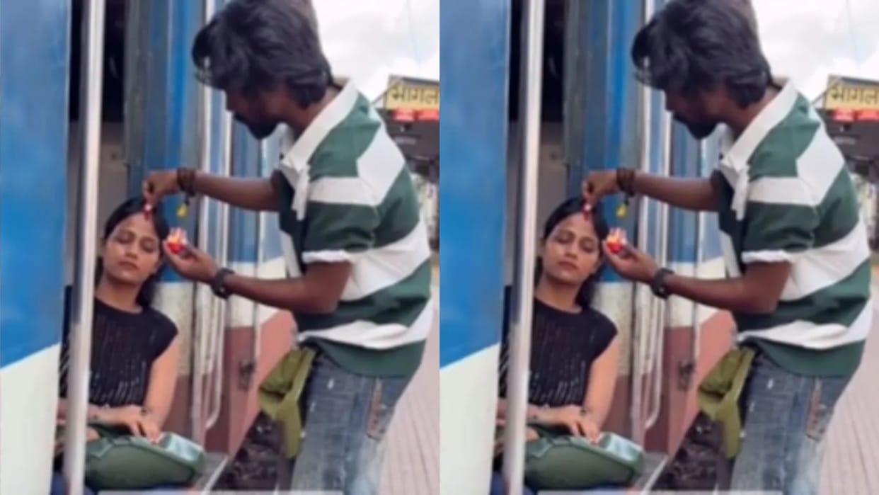 The girl was sleeping at the door of the train then suddenly a boy came and apply Sindoor Video Viral