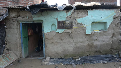Kanpur: When Ganga swelled, 12 houses developed cracks, six families left their homes out of fear