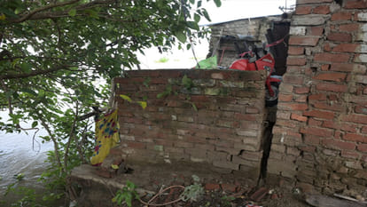 Kanpur: When Ganga swelled, 12 houses developed cracks, six families left their homes out of fear