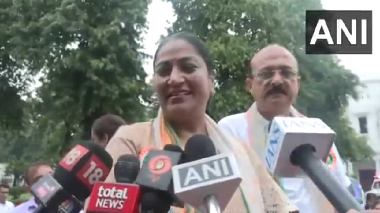 CM Rekha Gupta flagged off Tiranga Cyclothon from Vidhan Sabha to Rajghat