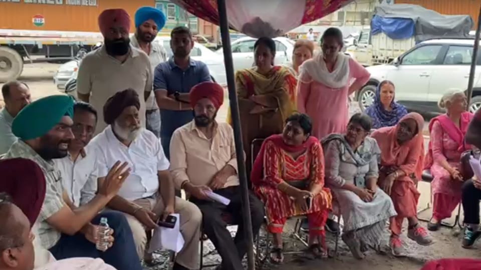 Protest against garbage disposal center in Shahimajra Mohali corporation commissioner