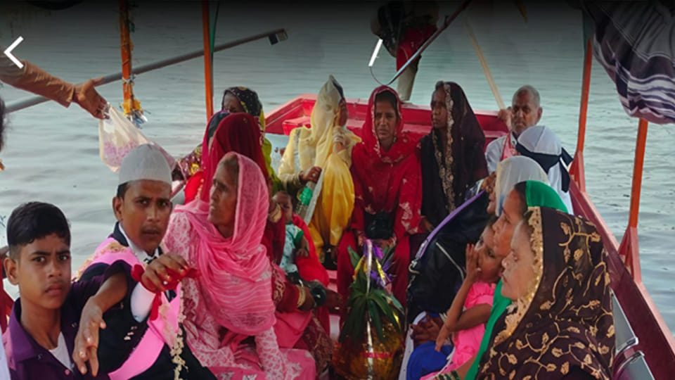 UP: The wedding procession reached by boat in the critical condition of flood