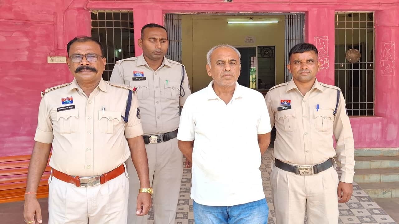 पुलिस की गिरफ्त में आरोपी