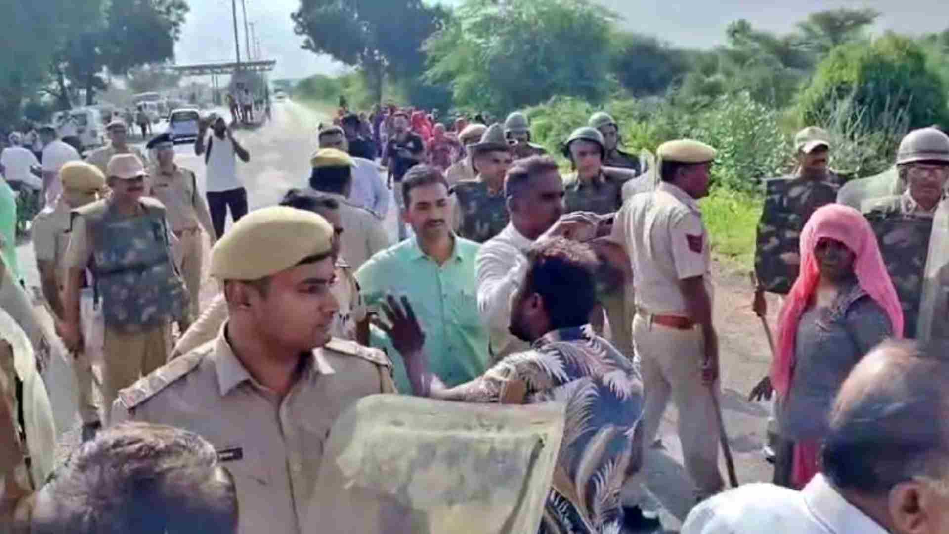 पुलिस ने संभाला मोर्चा।