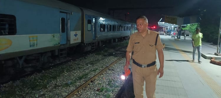 Kotdwar: पावर कार में आई खराबी, घंटों प्लेटफार्म पर ही खड़ी रही सिद्धबली-जनशताब्दी एक्सप्रेस, यात्री परेशान