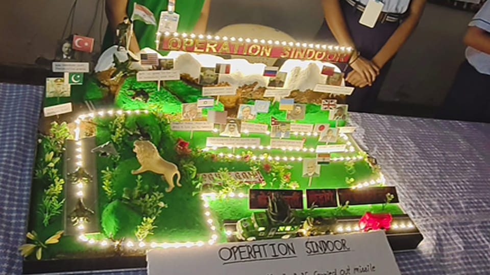 Kanpur: On International Youth Day, students made useful things from waste